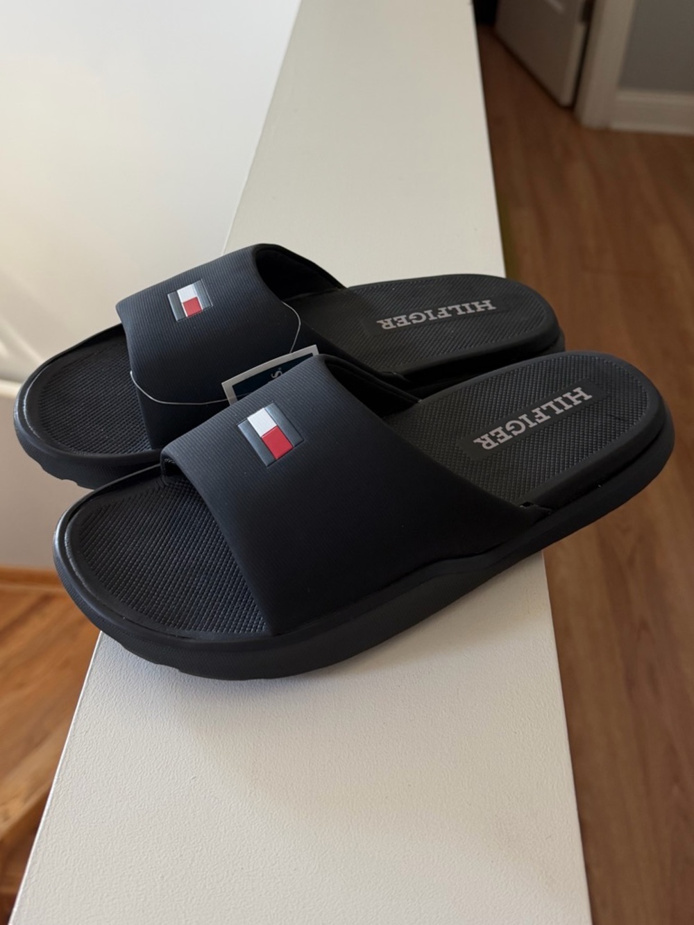 Brand new”Hilfiger”slippers for men.Size-10,color-black.🖤
